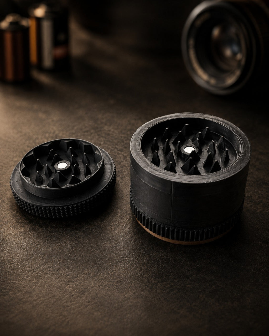 Hidden beneath the lens exterior lies a set of sharp grinding teeth engineered for smooth and effortless performance.