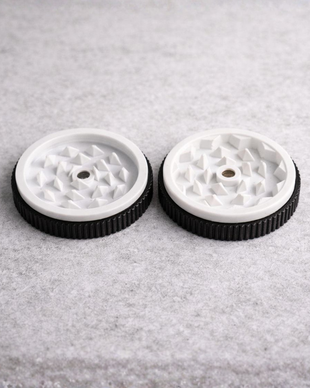 Upgrade your setup with the Oreo Crusher, a compact and aesthetic herb crusher with a built-in ash tray, designed for convenience, clean sessions, and modern lifestyle use.